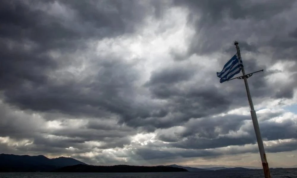 Καιρός: Αραιές νεφώσεις και ασθενείς τοπικές βροχές μέχρι το μεσημέρι